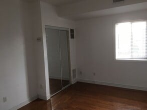 Building Photo - 1230 Dufferin St