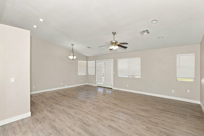 Building Photo - 922 Strider Dr