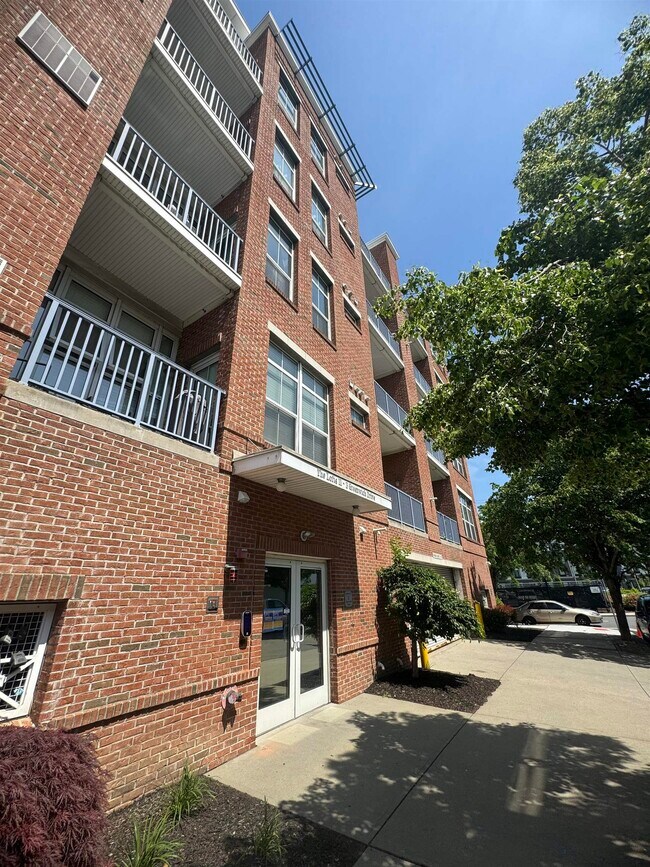 Building Photo - 3 Greenwich Dr