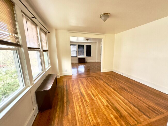 Foto del edificio - 65 Parmelee Ave