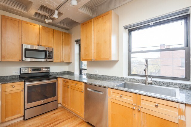 Building Photo - 5646 N Kenmore Ave