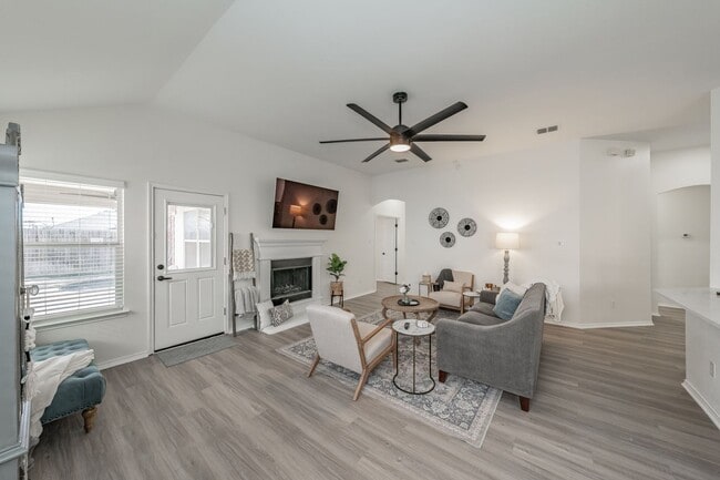 Building Photo - 3bed/2bath Cozy Chic with Backyard Oasis