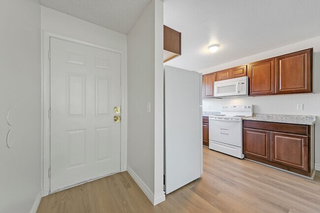 Foto del edificio - RECENTLY UPGRADED CONDO IN CHNATOWN