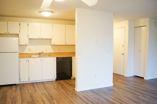 Foto del edificio - Tranquil 2nd Floor 1 Bed, Large Private Deck, Close to Mt. Hood Community College!