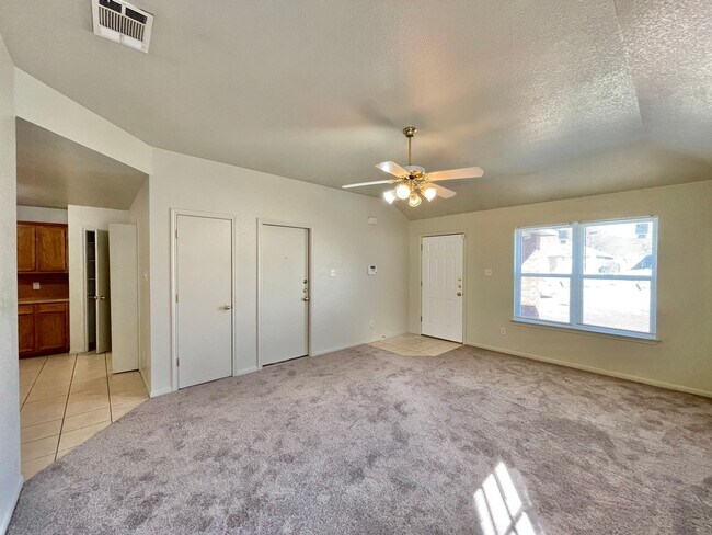 Building Photo - 1500 Cinch Dr