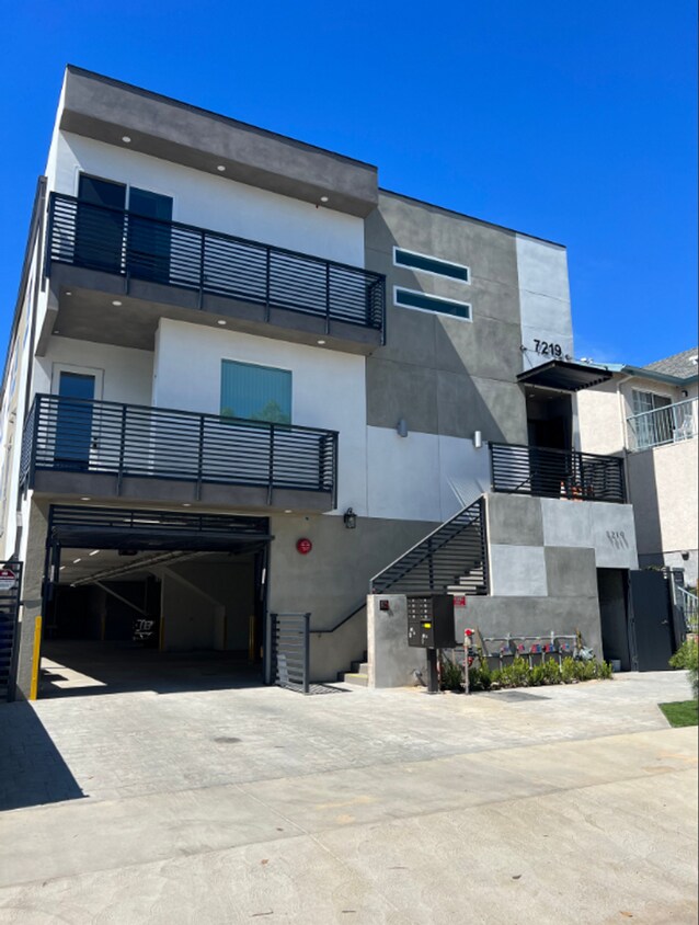 Foto principal - 7219 Amigo Ave