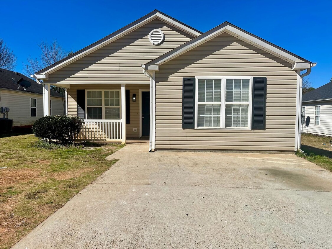 Primary Photo - Newly Renovated Cottage Style Home!