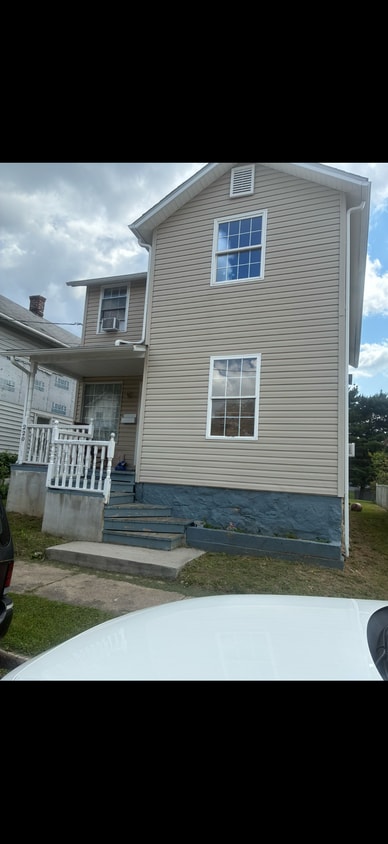 Building Photo - 220 Oak St