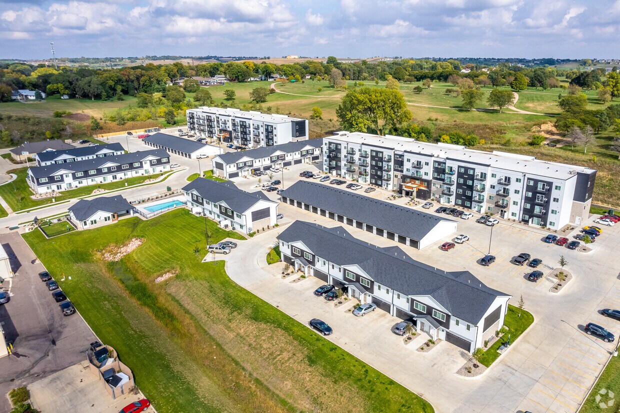 Foto principal - District 42 Apartments & Townhomes