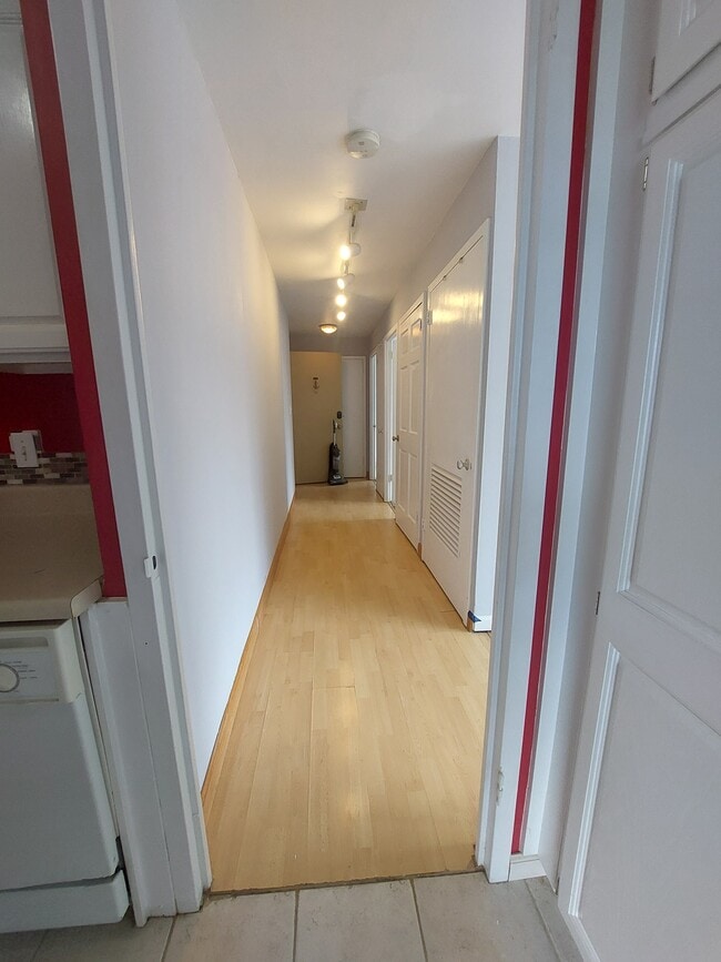 Building Photo - 11850 Edgewater Dr