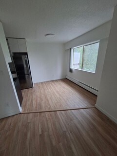 Photo du bâtiment - 1320 King Albert Ave