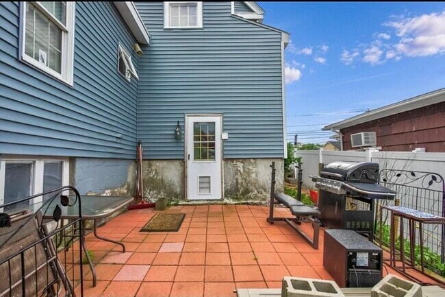 Building Photo - 164 Sargent St