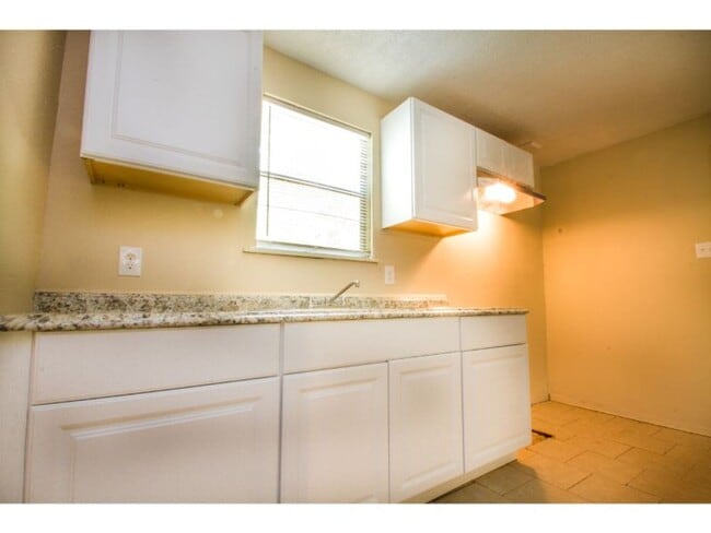 Building Photo - Discover Your New Home in the Heart of San...