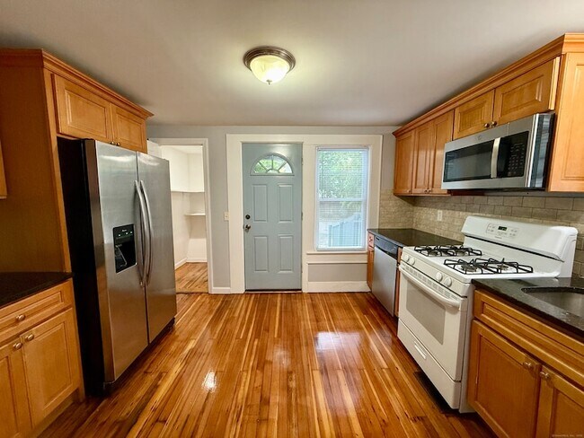 Building Photo - 16 1/2 W Main Street Unit