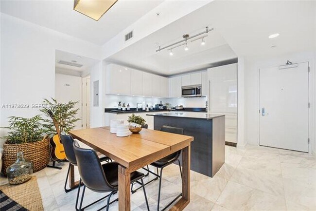 Building Photo - 1010 Brickell Ave