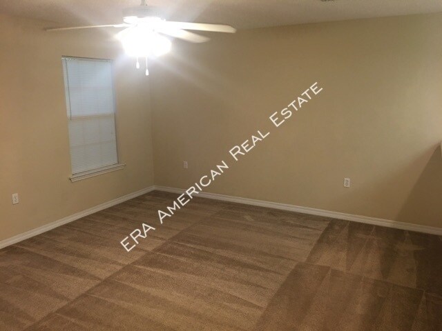 Building Photo - Convenient location!