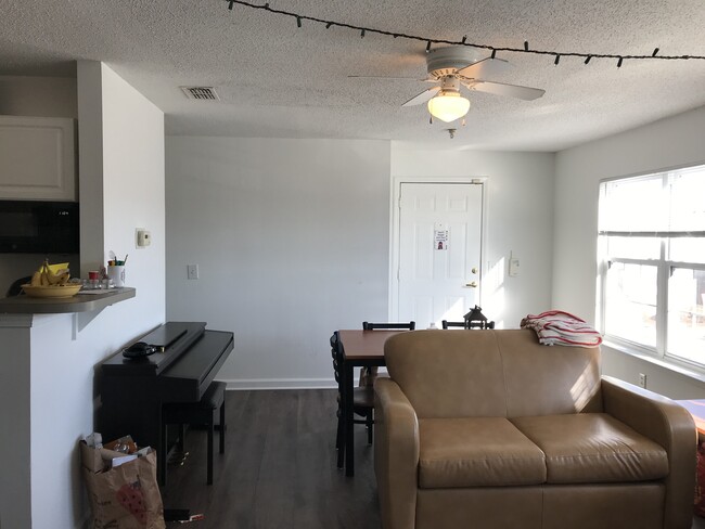 Building Photo - 8400 Boteler Ln