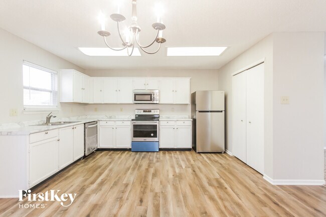 Building Photo - 6633 Sonesta Dr