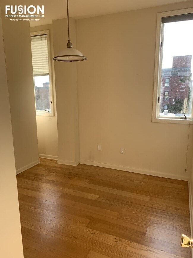 Building Photo - Top Floor Remolded Penthouse on College Street!