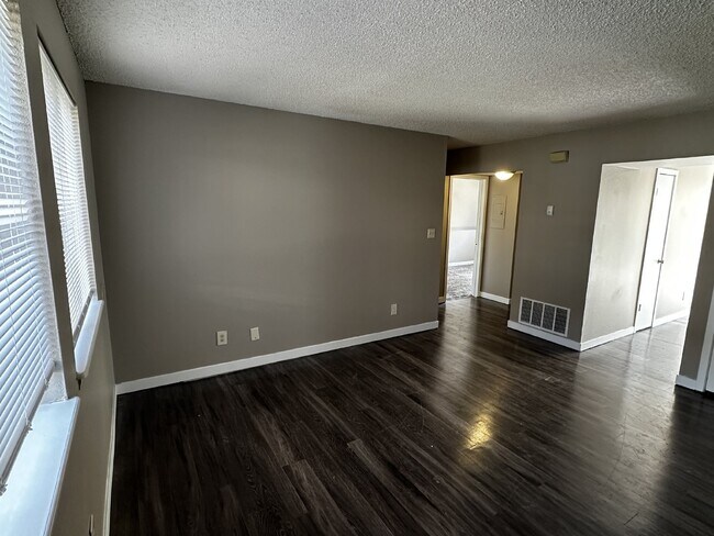 Foto del edificio - Available Immeditely!