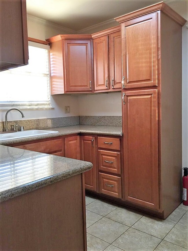 Kitchen - 755 N Hoover St