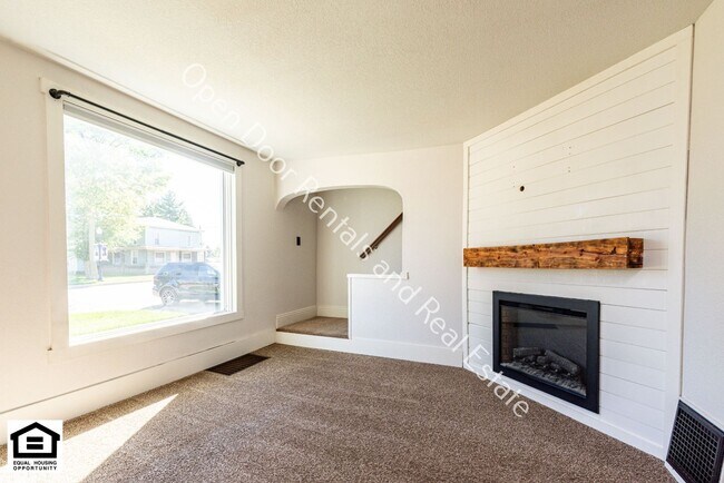 Foto del edificio - 3 bedroom home now available