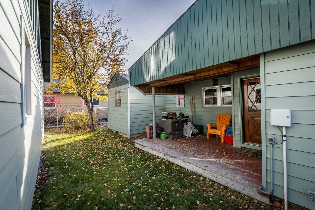 Building Photo - Riverside Triplex