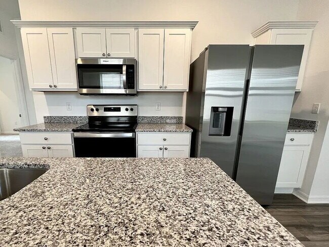 Building Photo - "Charming 3-Bed, 2-Bath Oasis in Zephyrhills – Your Perfect Retreat Awaits!"