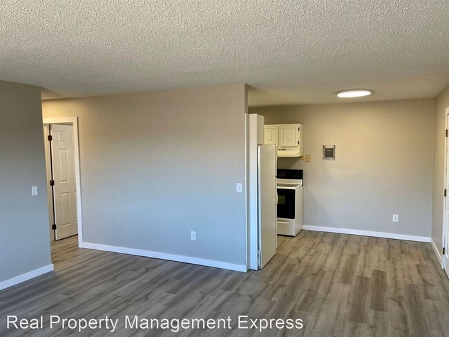 Building Photo - 2 br, 1 bath Apartment - Newly Renovated 2...