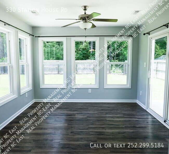 Building Photo - Perfect 3 bed 2 bath home just minutes fro...