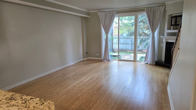 Foto del edificio - 739 Blossom Ct