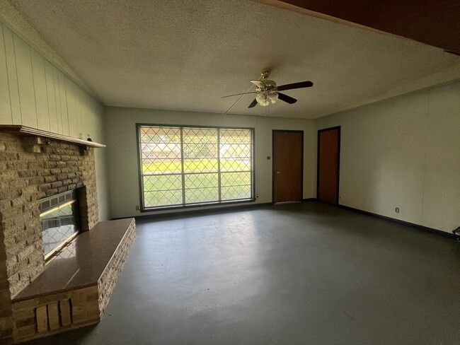 Building Photo - 1030 Louise Ln