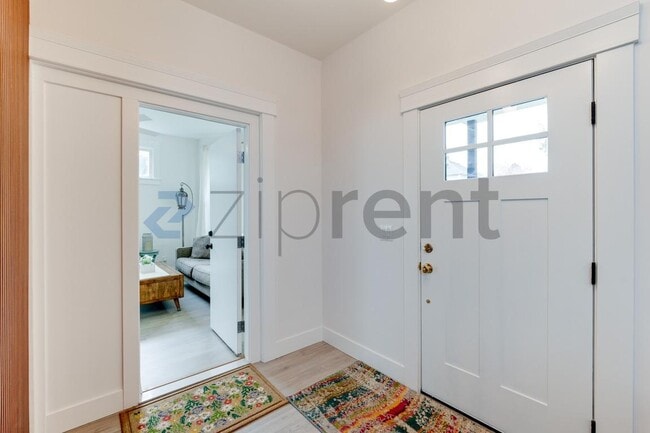 Building Photo - 907 S Ainsworth Ave