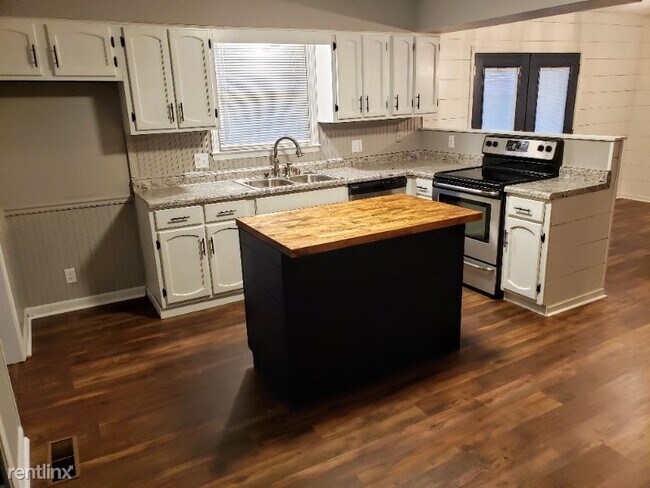 Building Photo - 3 br, 2 bath House - 300 Chadwick Dr