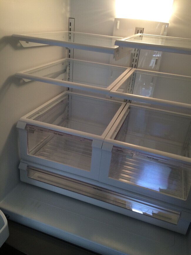 Refrig - 1698 Taylor Ave W