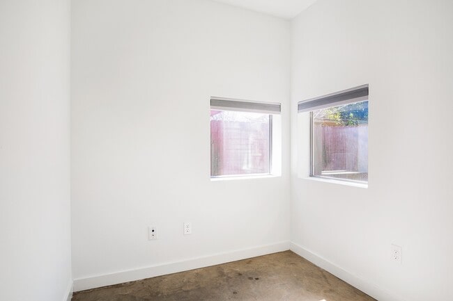 Foto del edificio - 2936 Commerce St