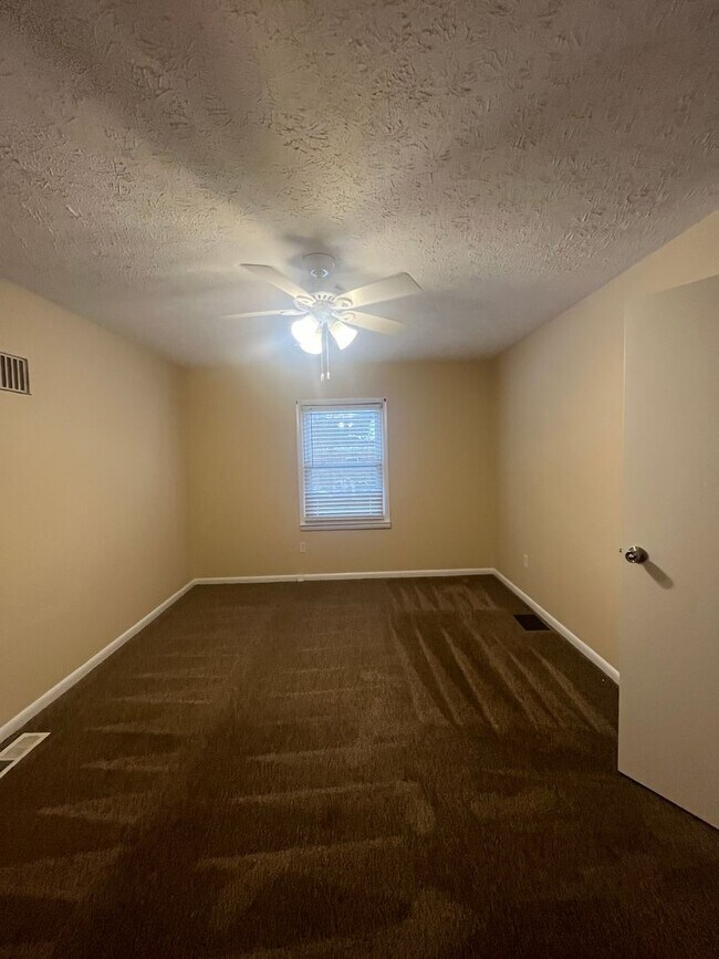 Building Photo - 3 BR brick home in Plano area