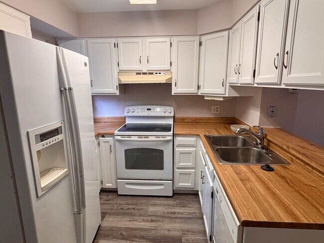Foto del edificio - Newly Renovated 2-Bed Townhome Near Kingsborough Park — Available Now