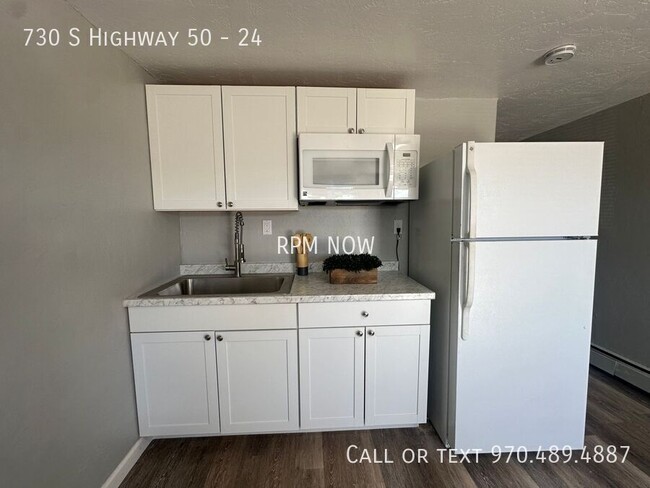 Foto del edificio - Updated Unit with Hard floors! Utilities i...