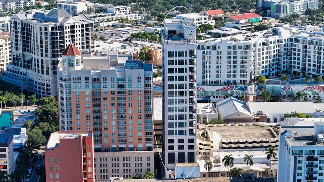 Vista aérea del centro de Sarasota y del edificio DeMarcay. - 33 S Palm Ave