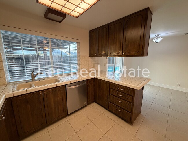 Foto del edificio - 5020 Village Wood Dr