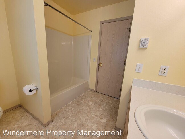 Foto del edificio - 3 br, 1.5 bath House - 6222 NE CENTER STREET