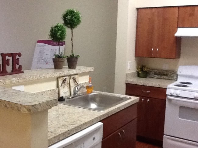 Barra de desayuno en la cocina - Victory Square Senior Apartments
