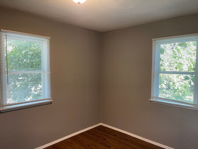 Building Photo - 908 Gregory Dr