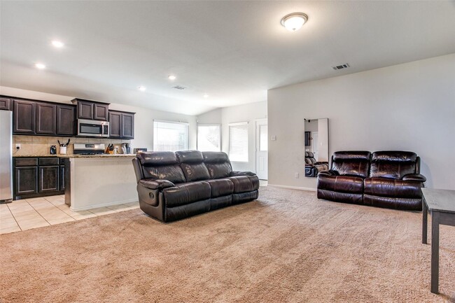 Building Photo - 4 bedroom, 2 bathroom home with a covered ...