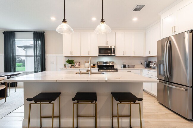 Foto del edificio - A Luxuriously Furnished 3-Bed, 2-Bath Mode...