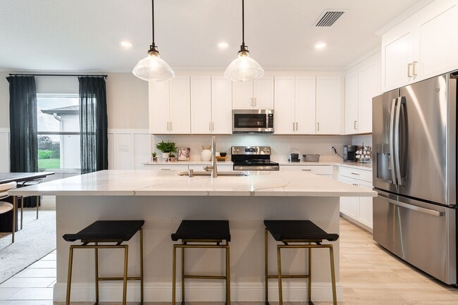 Building Photo - A Luxuriously Furnished 3-Bed, 2-Bath Model Home in Gated Community - Parrish