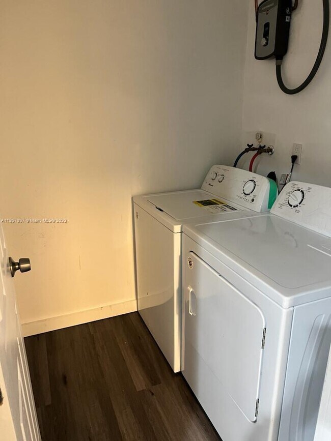 Building Photo - 1401 NW 1st Ave