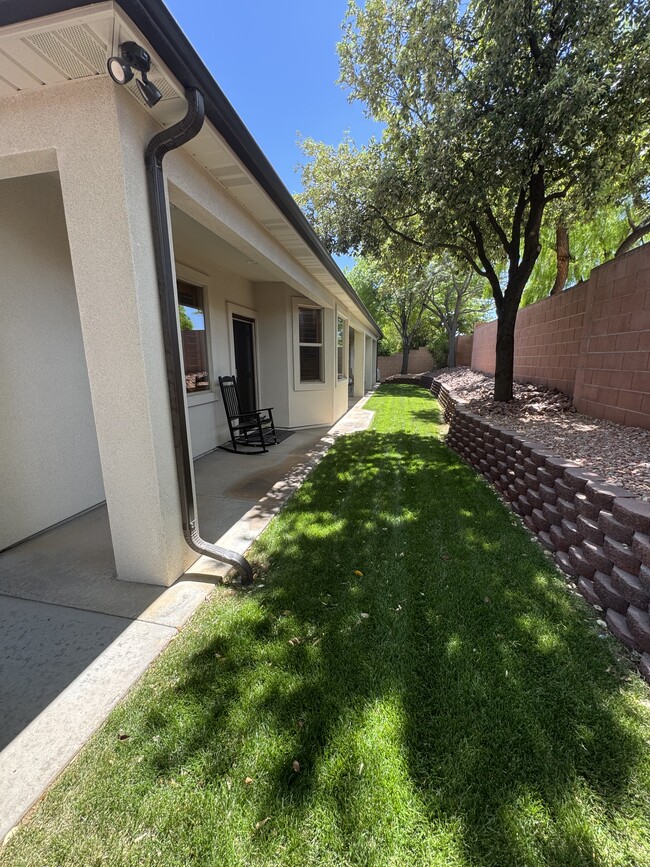 Building Photo - 1097 N Berkshire Dr