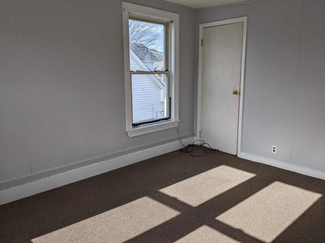 7 Green St Unit 4, Claremont, NH 03743 Room for Rent in Claremont, NH